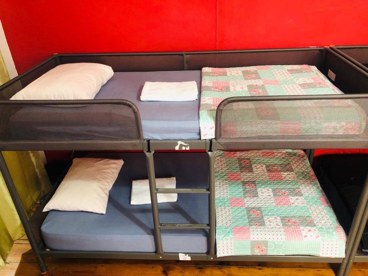 Cama en dormitorio masculino compartido